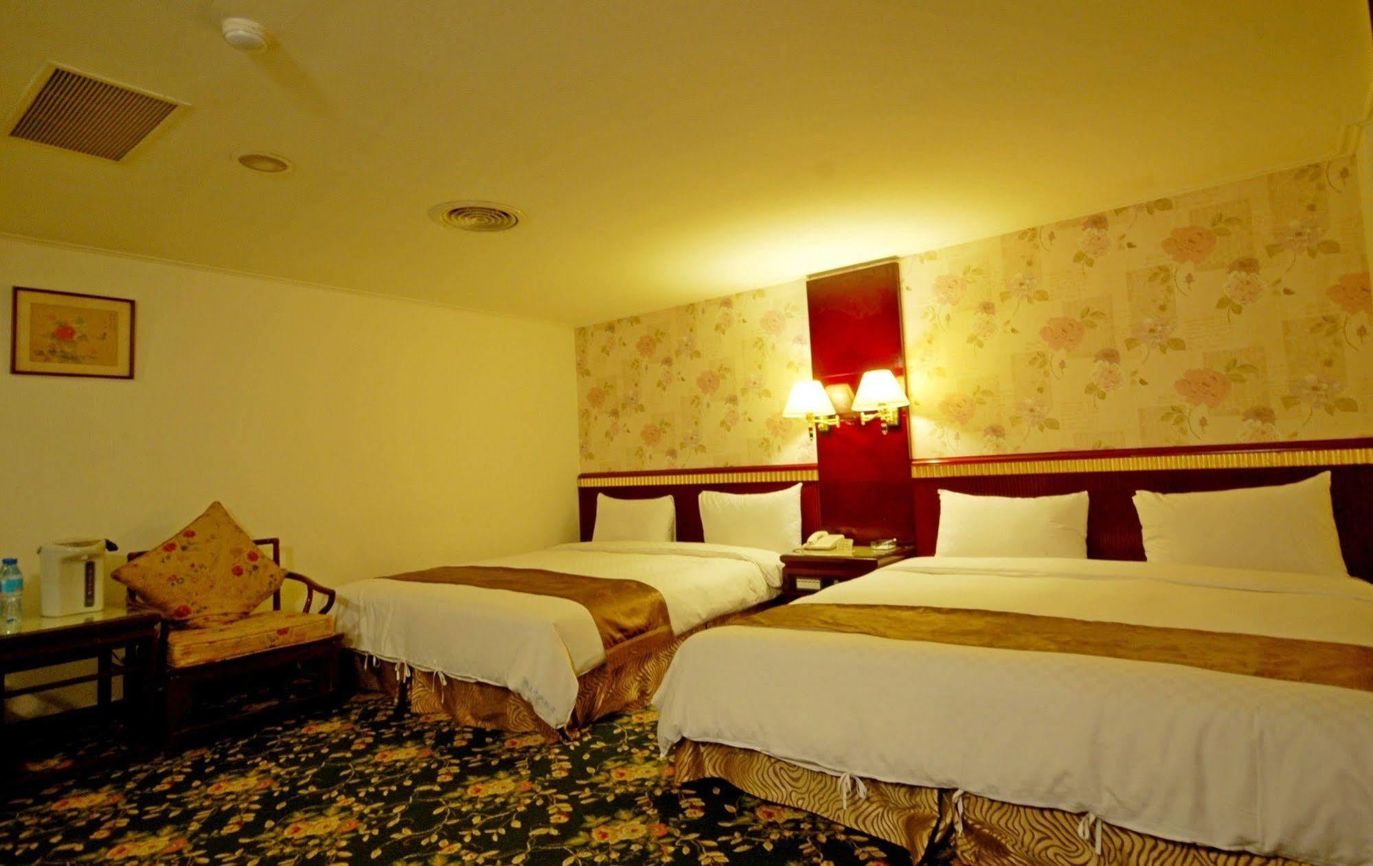 Kiwi Hotel Mrt Wenxin Branch Taichung Dış mekan fotoğraf